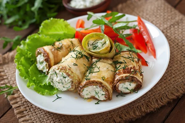 Rotoli di zucchine con formaggio e aneto — Foto Stock