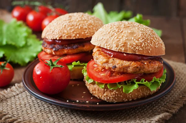 Sandwiches con pollo, tomate y lechuga —  Fotos de Stock