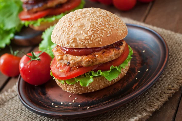 Sandwiches con pollo, tomate y lechuga —  Fotos de Stock