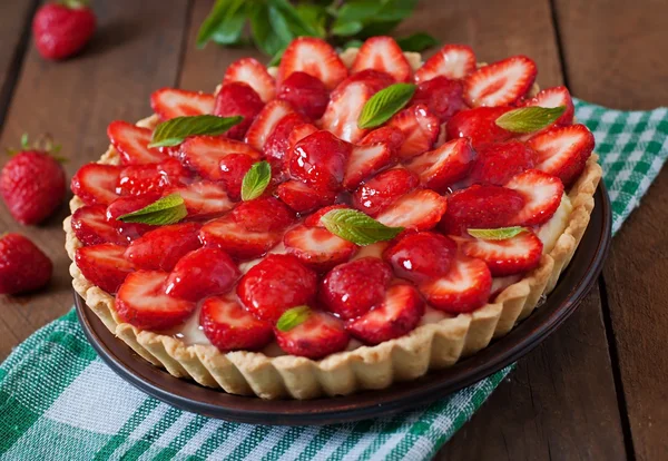 Tart with strawberries and whipped cream — Stock Photo, Image