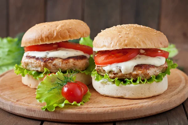 Hamburgare med kyckling, grönsaker och sås — Stockfoto