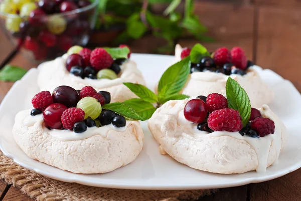 Kake med meringue "Pavlova " – stockfoto