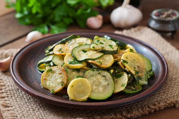 Zucchine con aglio ed erbe aromatiche — Foto Stock