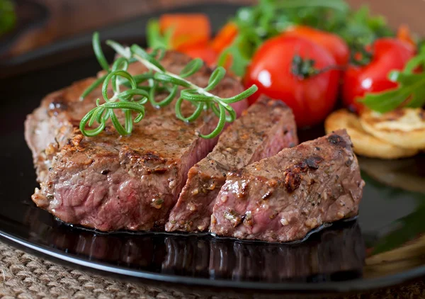 Hovězí steak se zeleninou — Stock fotografie