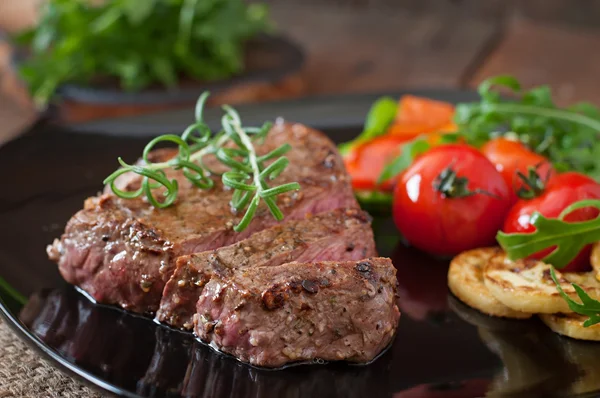 Hovězí steak se zeleninou — Stock fotografie