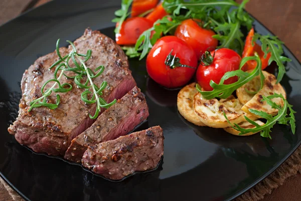 Hovězí steak se zeleninou — Stock fotografie