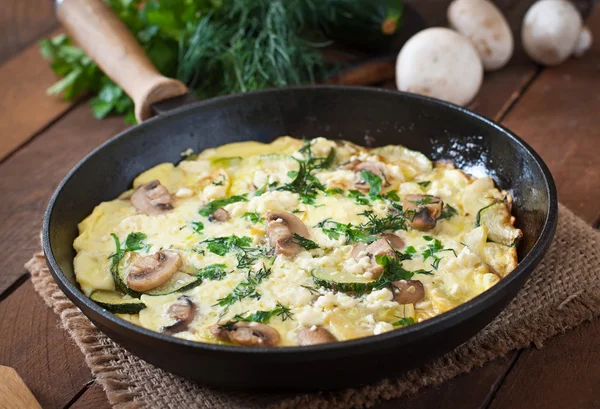 Ouă amestecate cu ciuperci și legume — Fotografie, imagine de stoc
