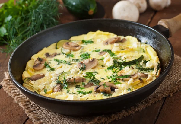 Ovos mexidos com cogumelos e legumes — Fotografia de Stock