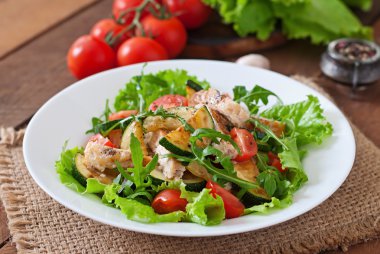 Tavuk göğsü ile kabak salatası