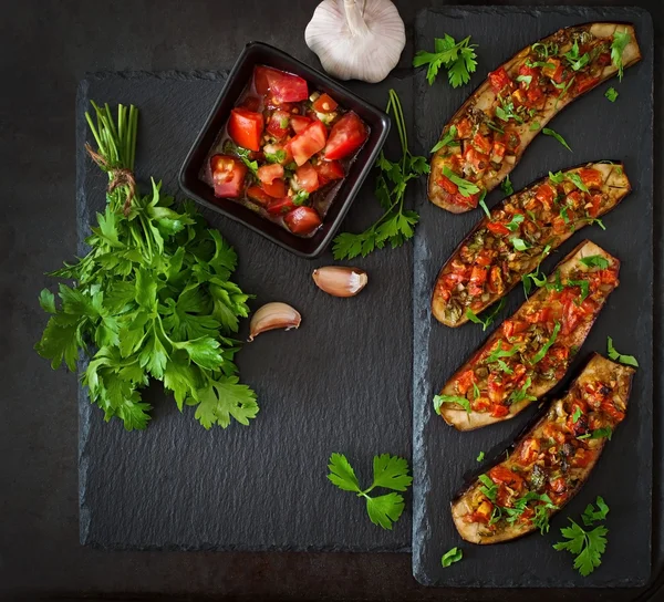 Gebackene Auberginen mit Tomaten — Stockfoto