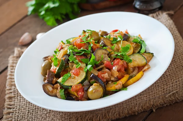 Ratatouille vegetal em placa branca — Fotografia de Stock