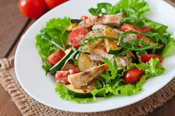 Sallad på kycklingbröst med zucchini — Stockfoto