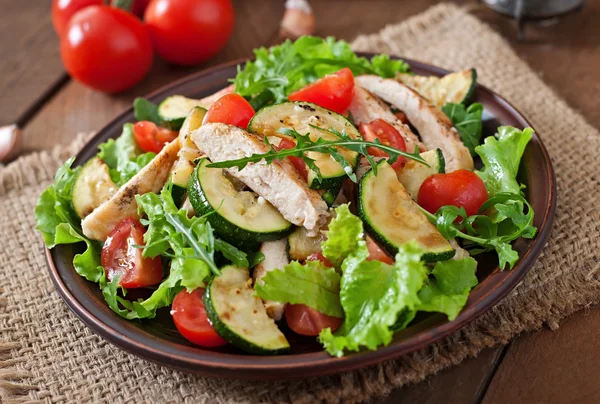 Salade van kippenborst met courgette — Stockfoto