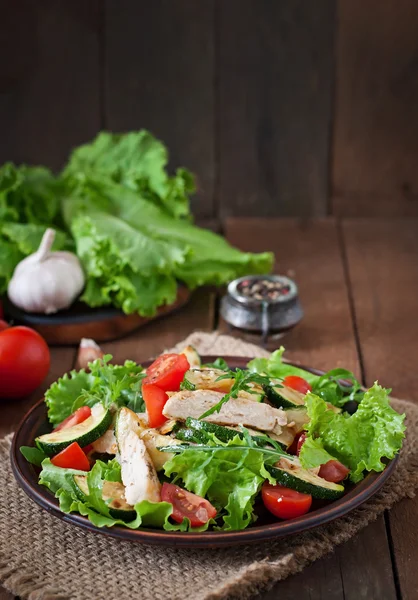 Salade van kippenborst met courgette — Stockfoto