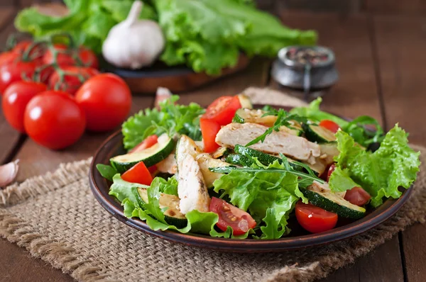 Ensalada de pechuga de pollo con calabacín — Foto de Stock