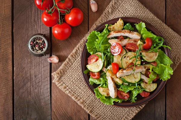 Salade van kippenborst met courgette — Stockfoto