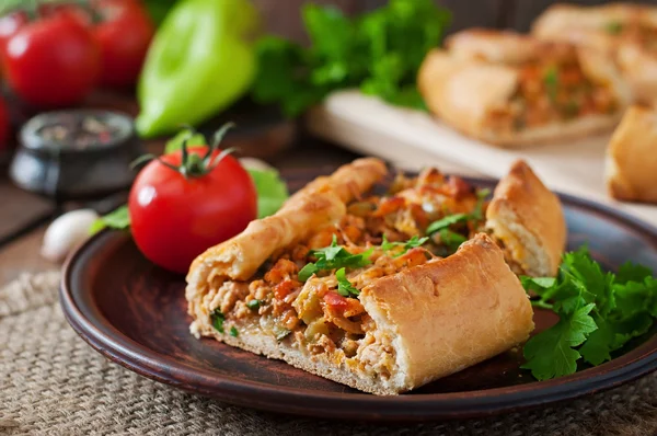 Turkish pide with beef and vegetables — Stock Photo, Image