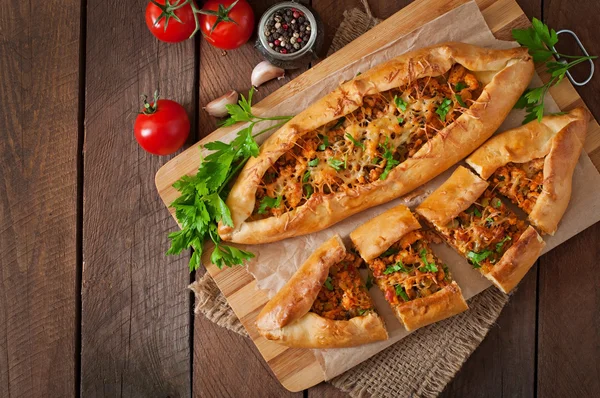 Pides turcos con carne de res y verduras — Foto de Stock