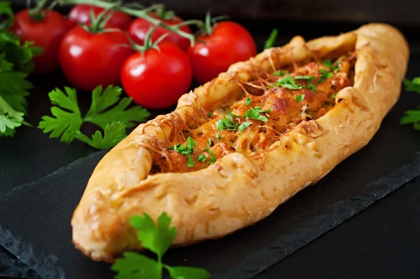 Türkische Pide mit Rindfleisch und Gemüse — Stockfoto