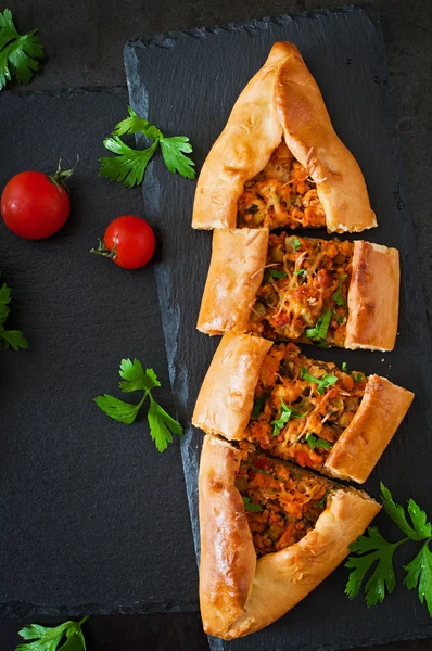 Türkische Pide mit Rindfleisch und Gemüse — Stockfoto