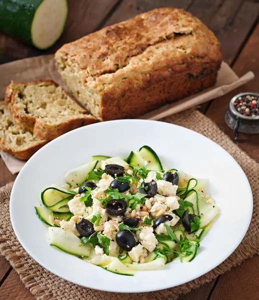 Салат из цуккини с феттой, оливками и кедровыми орехами — стоковое фото
