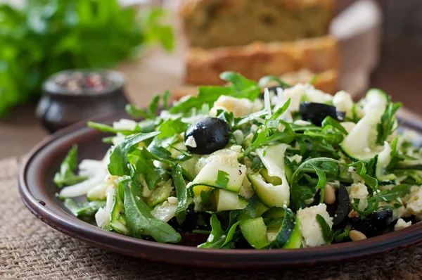 Zucchini-Salat mit Feta, Oliven und Pinienkernen — Stockfoto