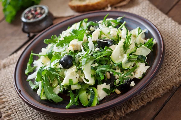 Salada de abobrinha com feta, azeitonas e pinhões — Fotografia de Stock