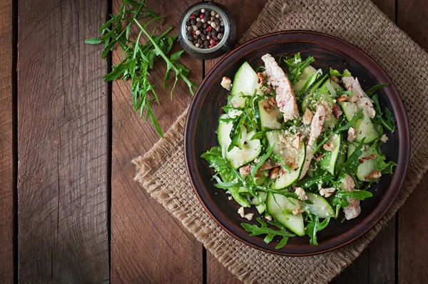 Salada com frango e abobrinha — Fotografia de Stock