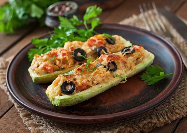 Stuffed zucchini with chicken, tomatoes and olives with cheese crust — Stock Photo, Image