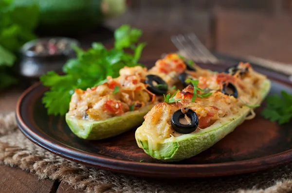 Stuffed zucchini with chicken, tomatoes and olives with cheese crust — Stock Photo, Image