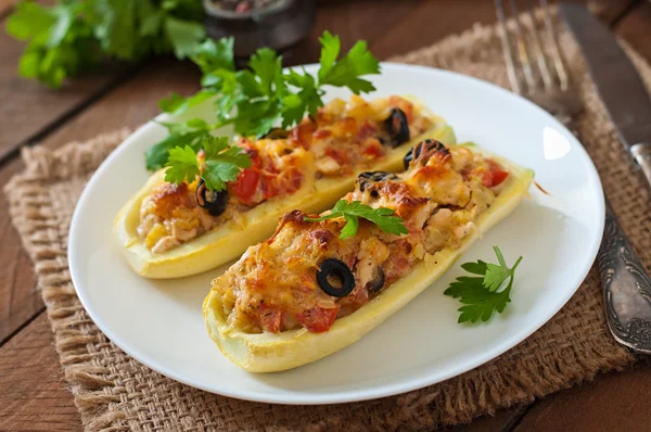 Abobrinha recheada com frango, tomate e azeitonas com crosta de queijo — Fotografia de Stock