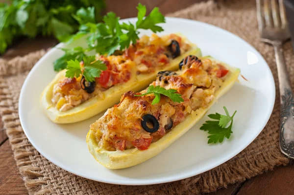 Abobrinha recheada com frango, tomate e azeitonas com crosta de queijo — Fotografia de Stock