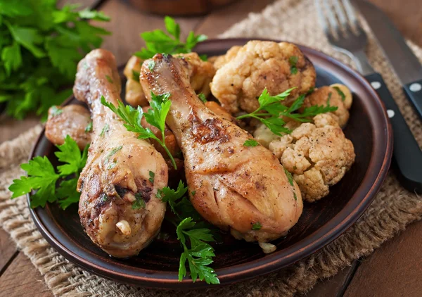 Chicken leg with baked cauliflower and parsley — Stock Photo, Image