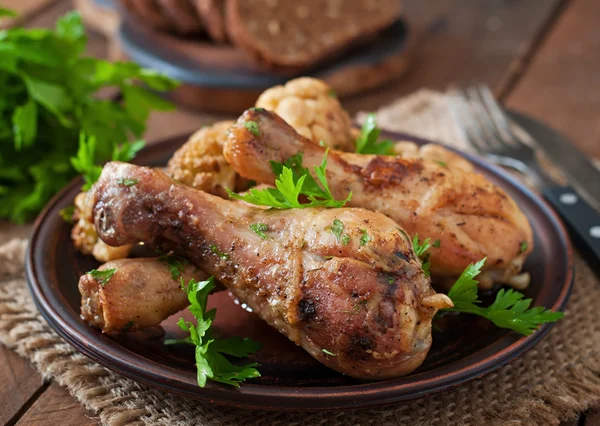 Gamba di pollo con cavolfiore al forno e prezzemolo — Foto Stock