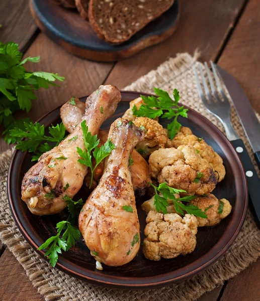 Pierna de pollo con coliflor al horno y perejil — Foto de Stock