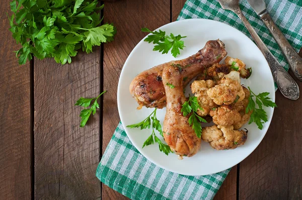 Gamba di pollo con cavolfiore al forno e prezzemolo — Foto Stock