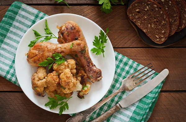 Gamba di pollo con cavolfiore al forno e prezzemolo — Foto Stock