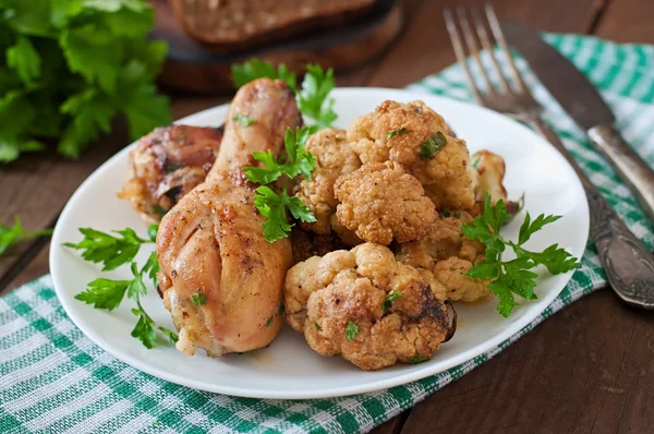 Gamba di pollo con cavolfiore al forno e prezzemolo — Foto Stock