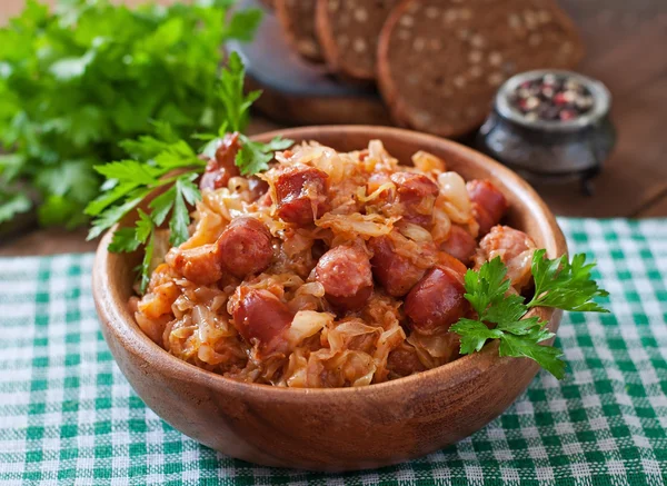 Poolse bigos met gerookte worst en spek — Stockfoto