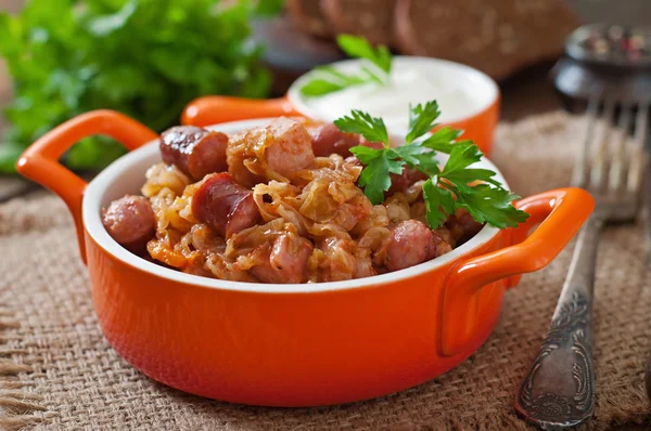 Polnische Bigos mit Räucherwurst und Speck — Stockfoto