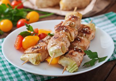 Tavuk şiş ile kabak