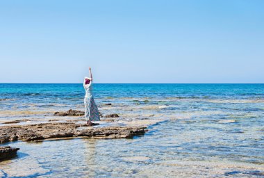 Kumsaldaki genç kadın.