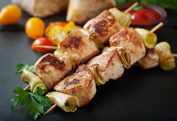 Chicken shish kebab with zucchini — Stock Photo, Image