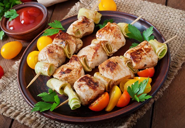 Shish kebab di pollo con zucchine — Foto Stock