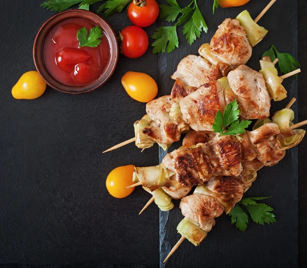 Shish kebab di pollo con zucchine — Foto Stock