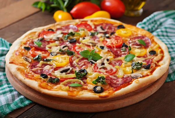 Pizza with salami, tomato, cheese and olives — Stock Photo, Image