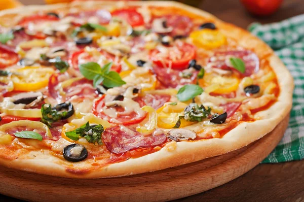 Pizza with salami, tomato, cheese and olives — Stock Photo, Image