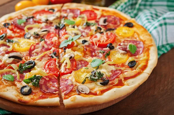 Pizza med salami, tomat, ost och Oliver — Stockfoto