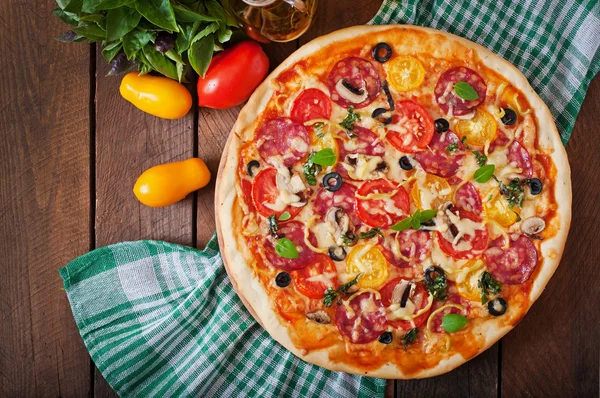 Pizza con salami, tomate, queso y aceitunas — Foto de Stock