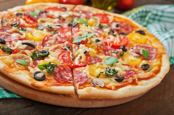 Pizza with salami, tomato, cheese and olives — Stock Photo, Image